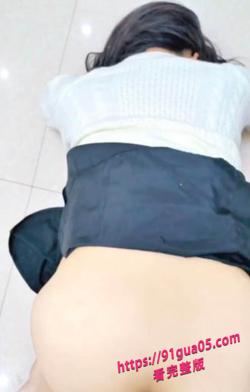 女儿为父亲庆生 结果气氛太暧昧直接推倒在床！
