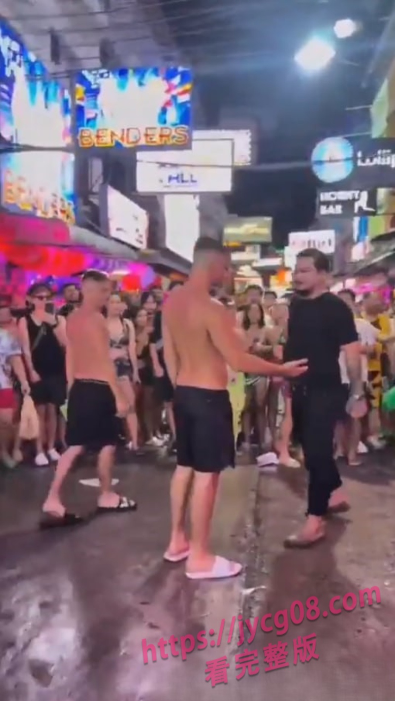 以色列男子调戏女生惹众怒×泰国街头被暴打场面曝光！ 配图4