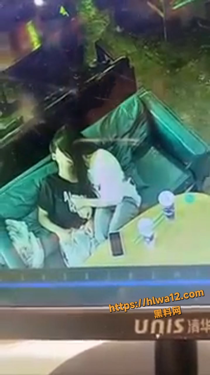 年轻真好啊！福建酒吧高颜小情侣酒后缠绵 清纯嫩妹为男友深喉口交 丝毫不在意他人眼光！