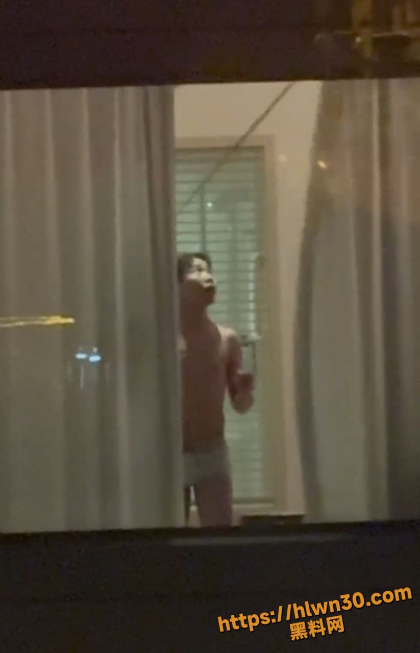 同性才是真爱 好基友酒店开房忘拉窗帘 裸体洗澡 操屁眼被偷拍 私密视频全网疯传！