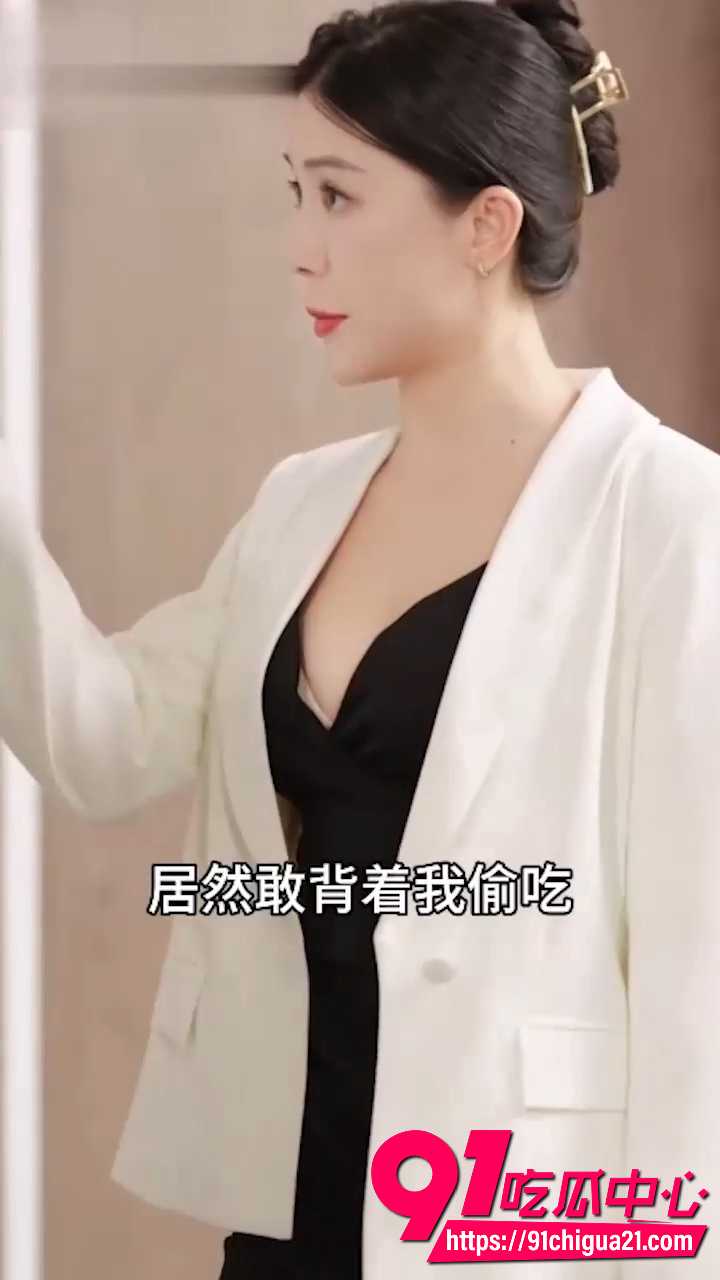 擦边短剧职场热恋曲 冷艳女秘书海边换黑丝泳装 老板瞬间兽性大发 当场抱起猛亲猛摸 尺度炸裂太猛了！