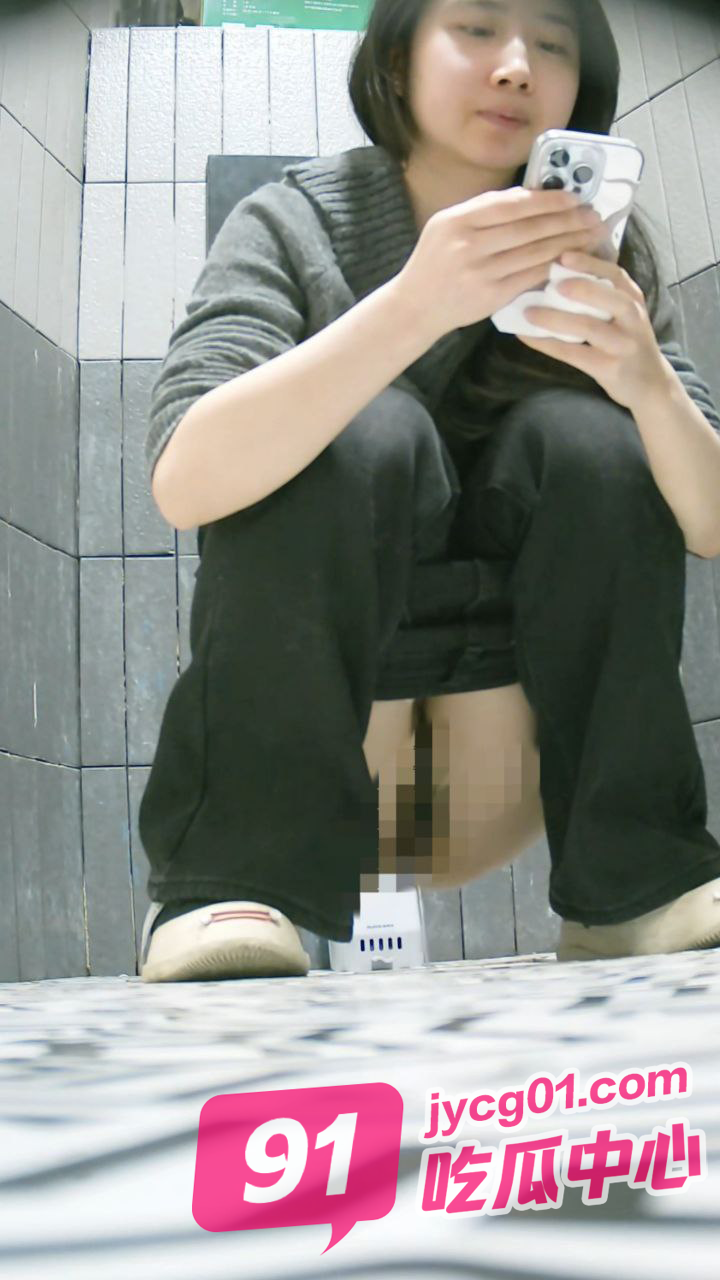 商场女厕全方位偷拍各种美女 碰到极品白虎一枚～ 配图8