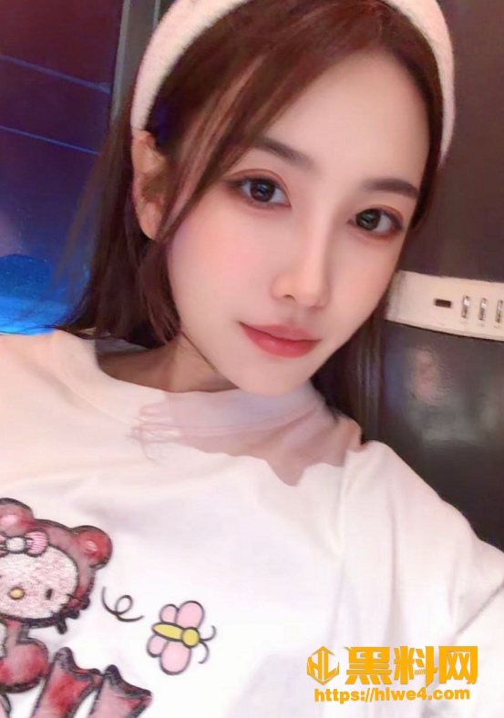 浙江宁波长发反差妹 李晶 舔吸大鸡巴被后入狠操 粉色透视裙猛插浪颤