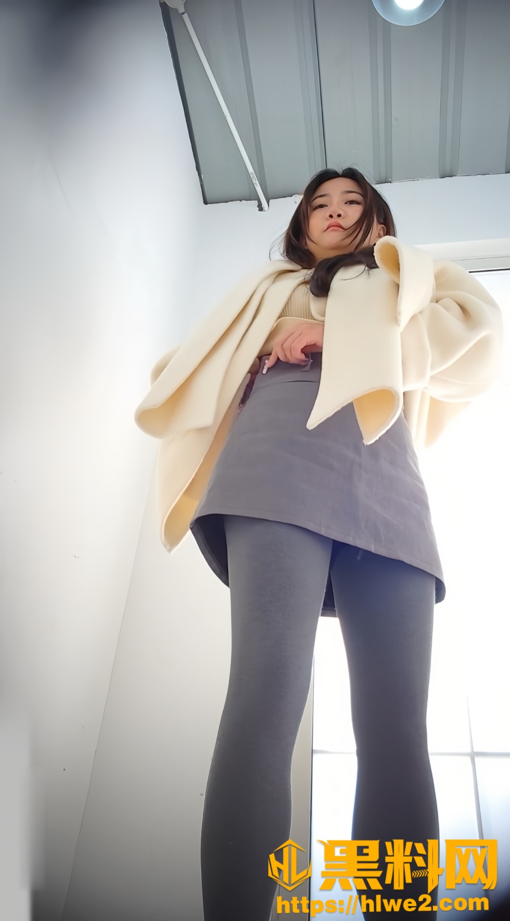 公园女厕真实偷拍 多位小姐姐如厕方便换衣 性感身材一览无余