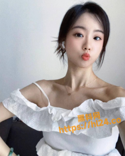 瓜友的无私分享！神级反差女肥臀足控拿捏到位，极品蜜桃臀遭受鸡吧抽插！