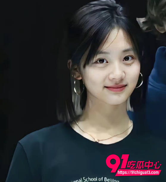 黄磊女儿黄多多留学后三通一达曝光 图书馆亲密被抓遭开除
