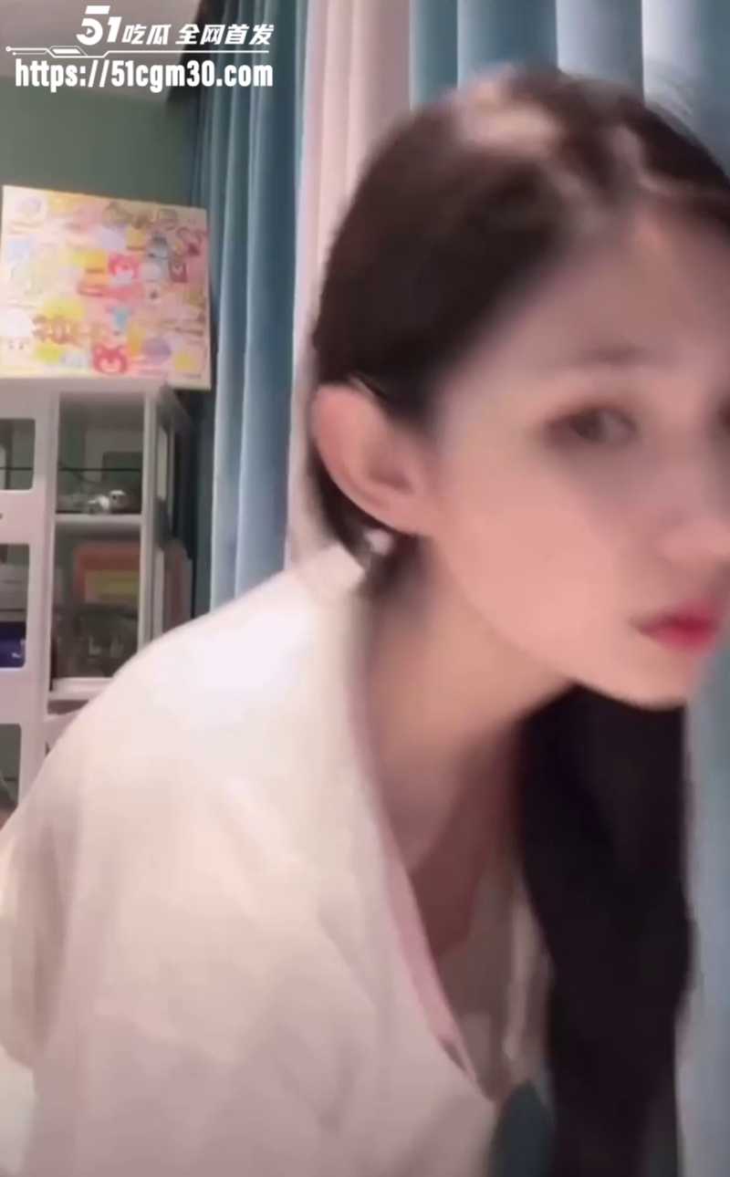 抖音众多美女主播走光闪点 为吃流量各显神通 无意的走光 若隐若现的擦边