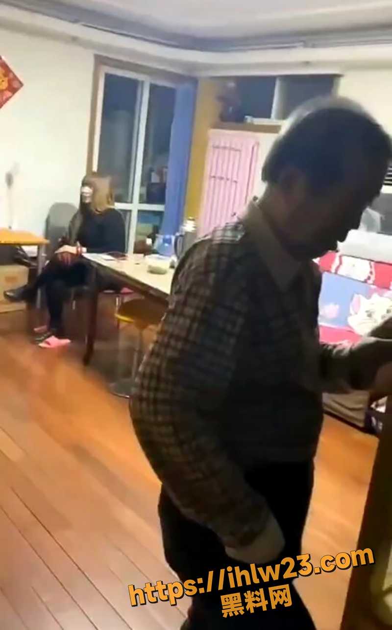 老婆百天忌日 老头与保姆搞在了一起被儿子捉奸在床 无奈只能狂吼 差点被一个保姆偷家了！