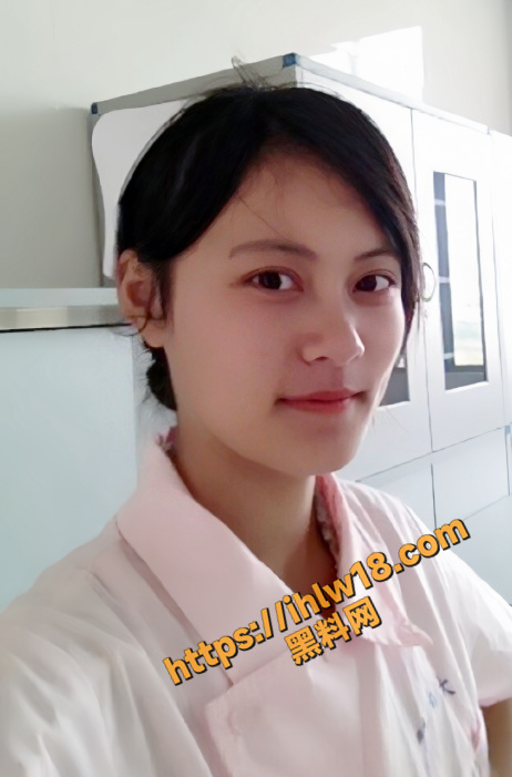 主任的手指就在我的小阴唇上轻轻的捻着，我忍不住进入状态，第一次体验了高潮！ 配图