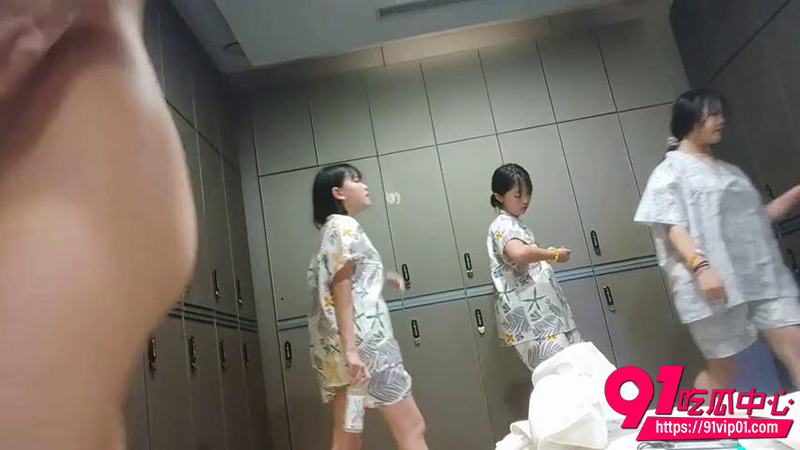 温泉会所更衣室偷拍 6