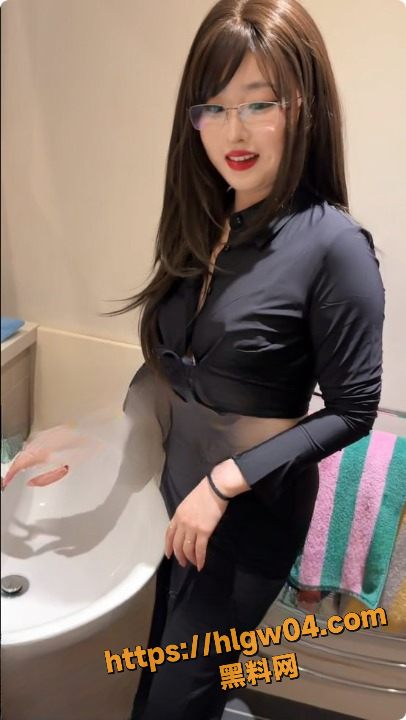 推特极品骚母狗 噗噗 新作厕所泄欲 携手性感小姨上演淫乱大戏 喷水高潮如瀑布！