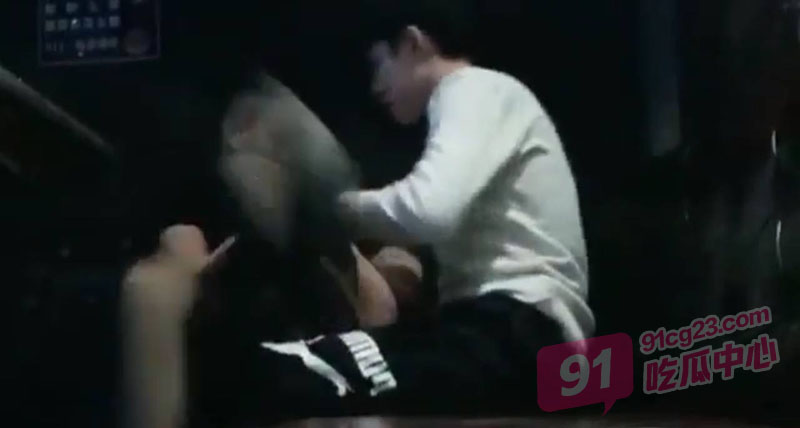 淫乱KTV恶事曝光 坐台妹遭两男子强暴视频流出 极品少女被挨个后入颜射 配图4