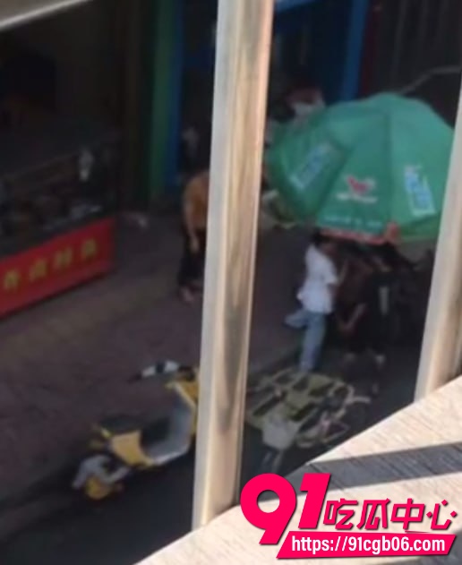 两个儿子抓老妈出轨2