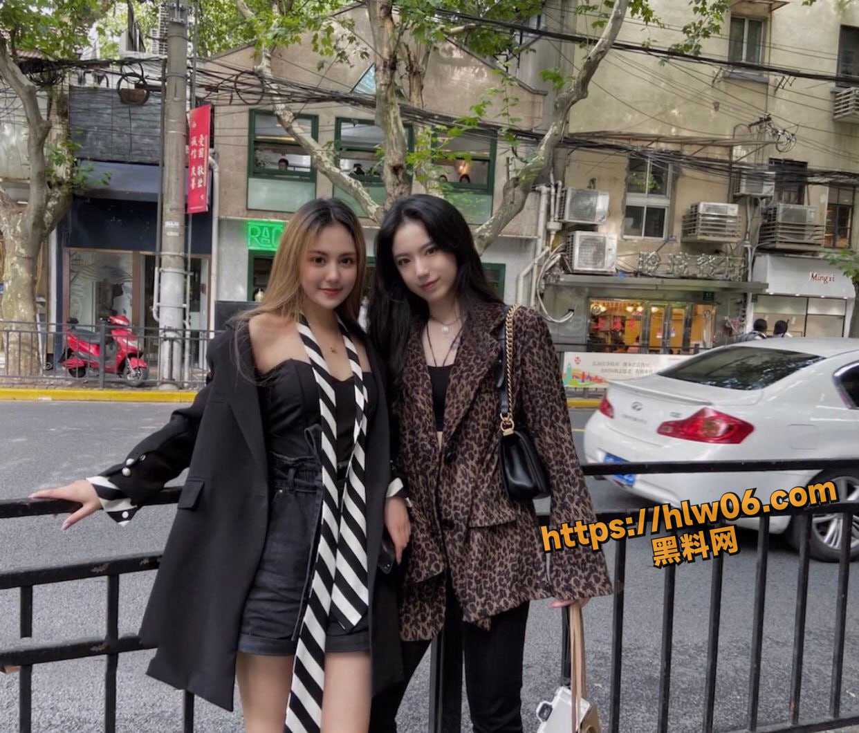 IG小网红和男友不雅视频流出 黑色网袜性感身材卖力吹箫！