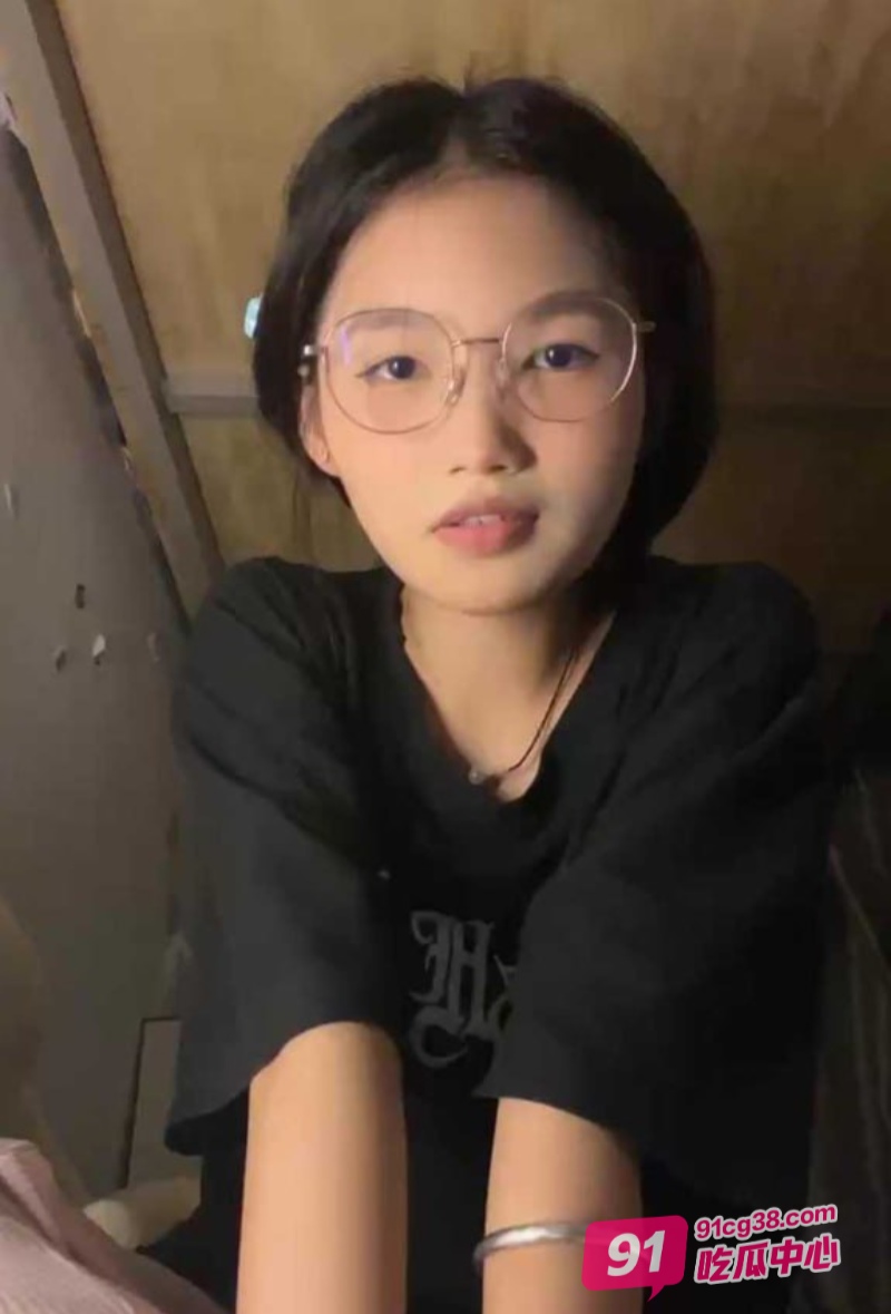 困困兔最新作震撼来袭！清纯学妹宿舍自慰爆火后越玩越刺激了～