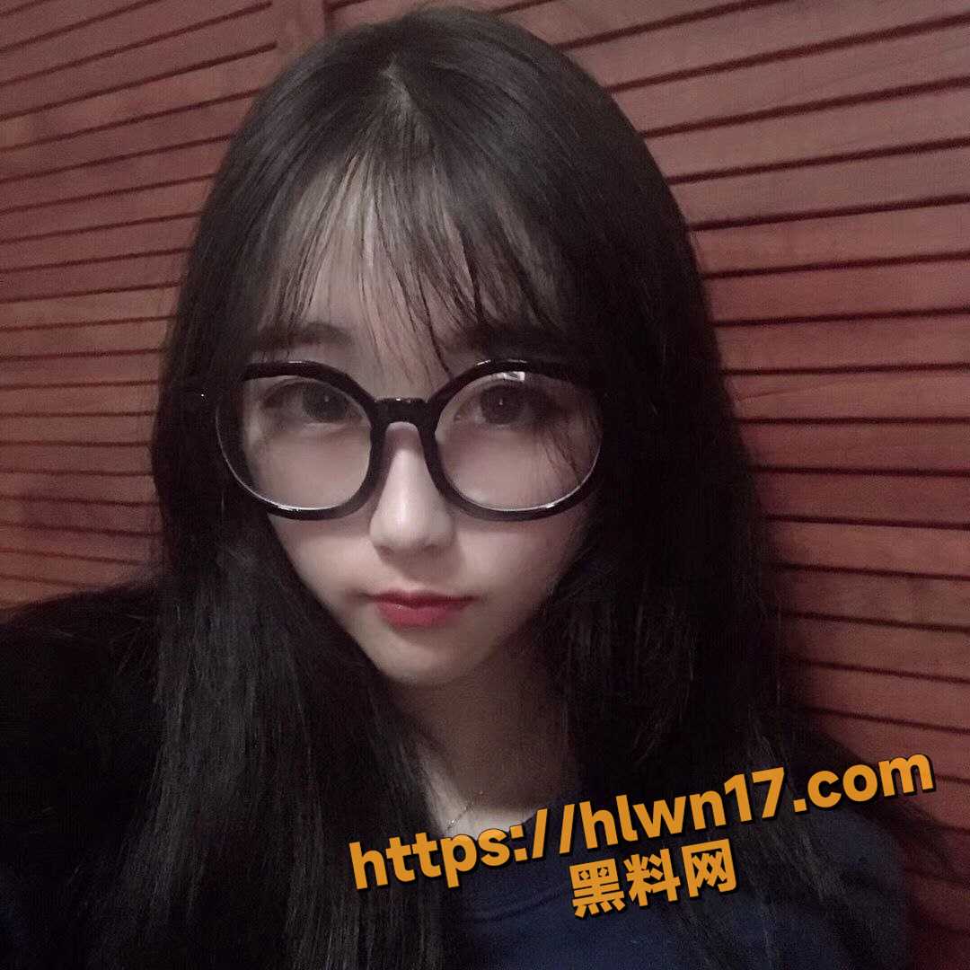 平日低调不起眼 如今聚精最在行 职校颜值型眼镜反差妹榨精 一边挨着操一边还不忘跳蛋输出！