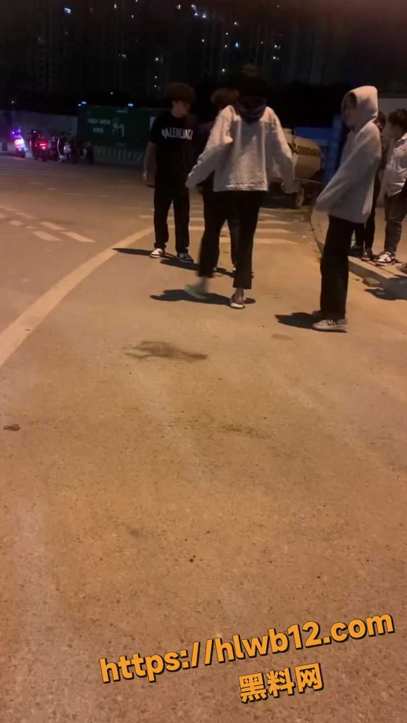 校园冲突升级霸凌事件 精神小伙火爆出手 一挑四暴揍校霸 高燃逆转震惊全场！
