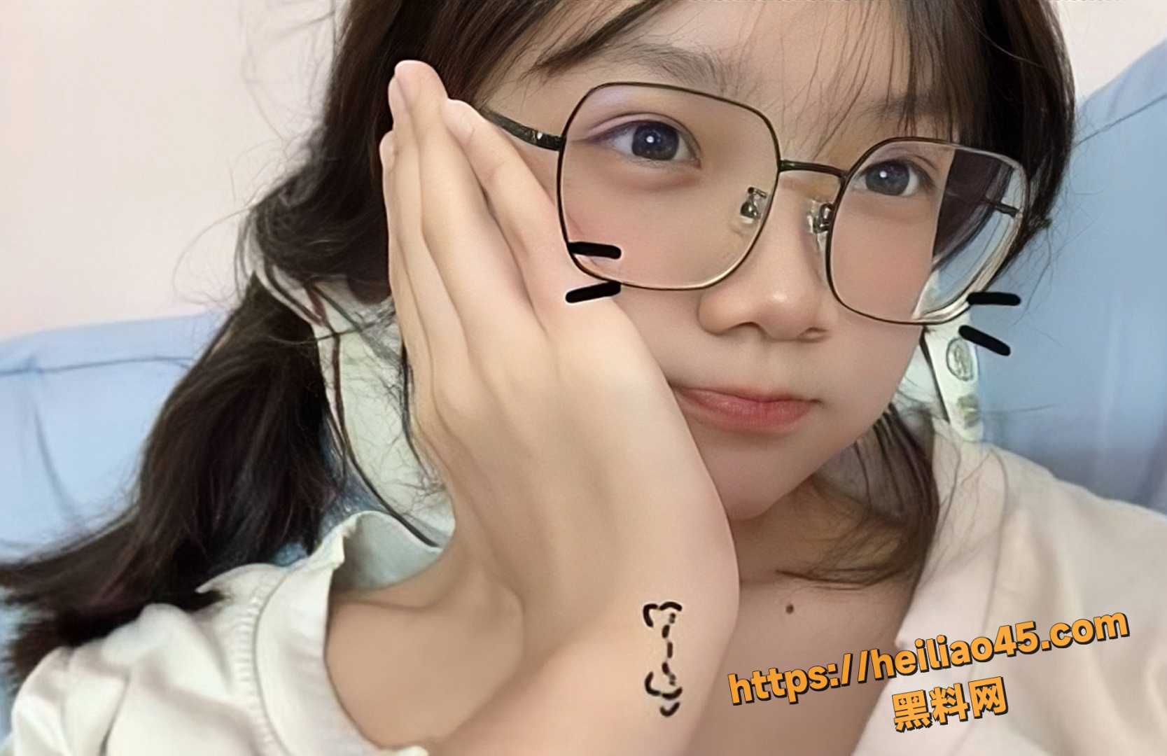 马来西亚反差美女 舒怡 露脸自拍揉奶视频 校服骑乘榨精撸点超高！