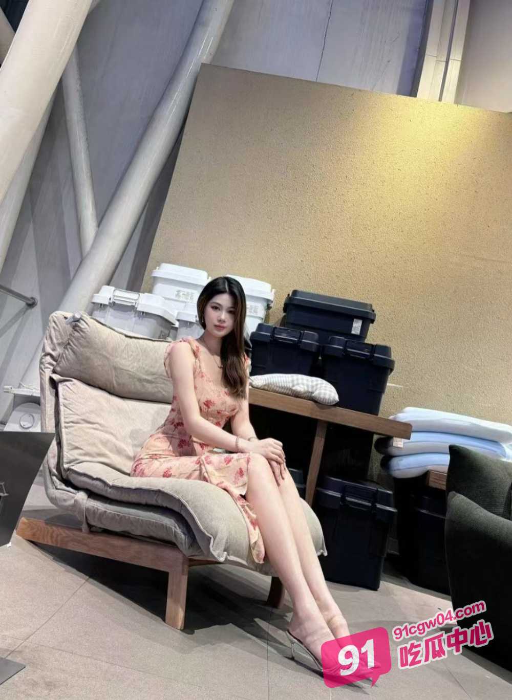 亲弟弟带姐姐雨夜接机姐夫 中途弟弟对穿黑丝姐姐色心大发 激情车震爆插！ 配图3