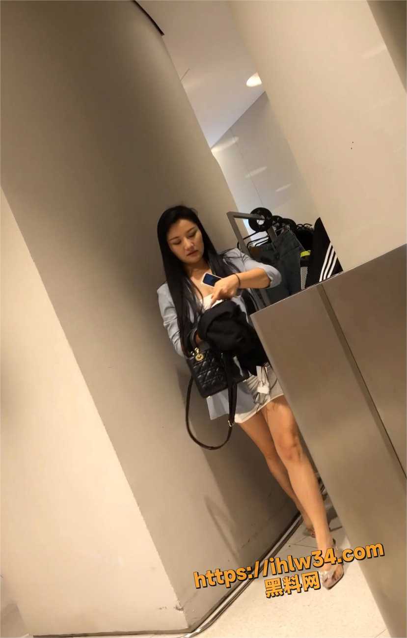商场尾随性感少妇抄底不料还有意外之喜竟没穿内裤 肥美黑逼一线天防范意识还挺强！