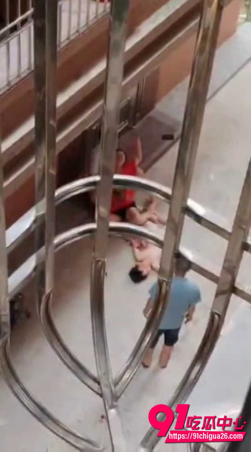 小区楼梯间小孩跳楼6