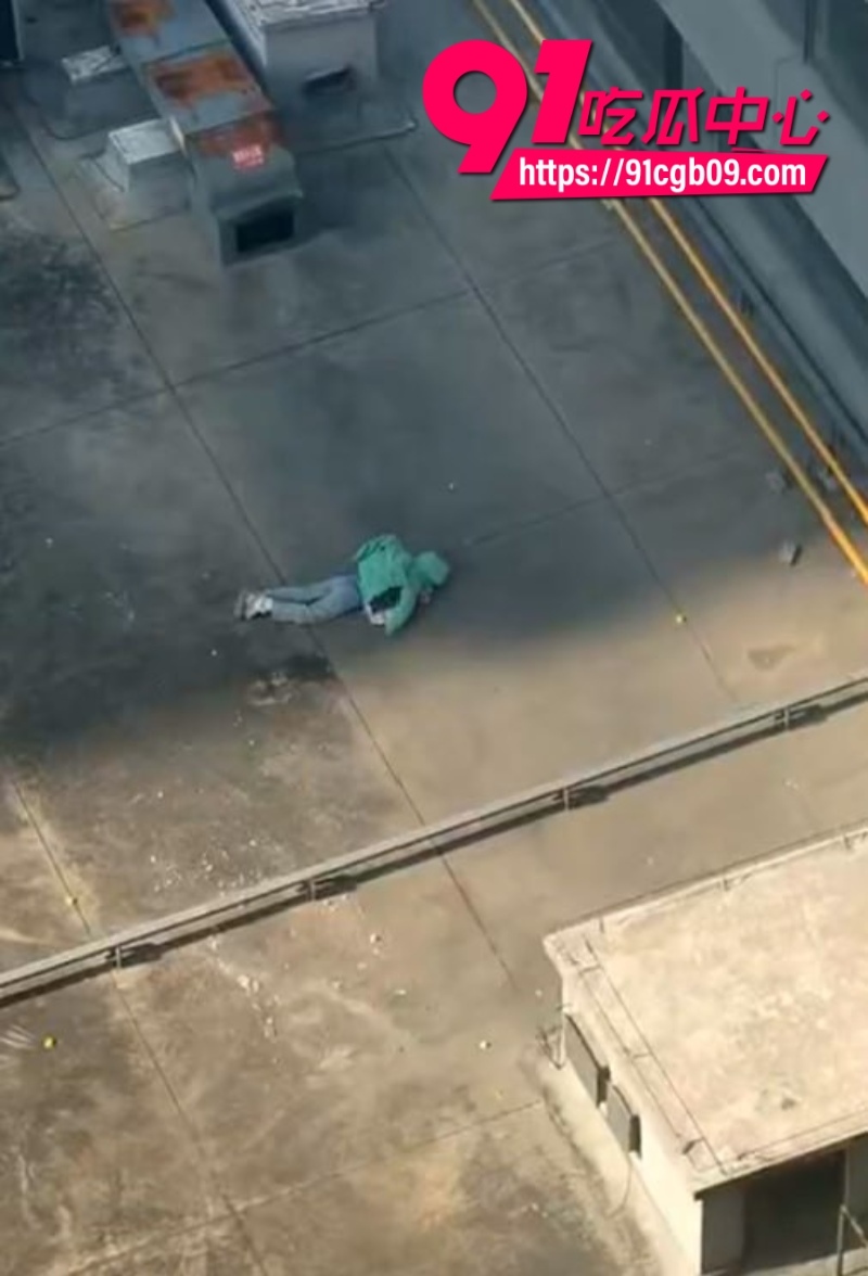 实拍跳楼！河北绿色外套少年高楼一跃坠亡全程5