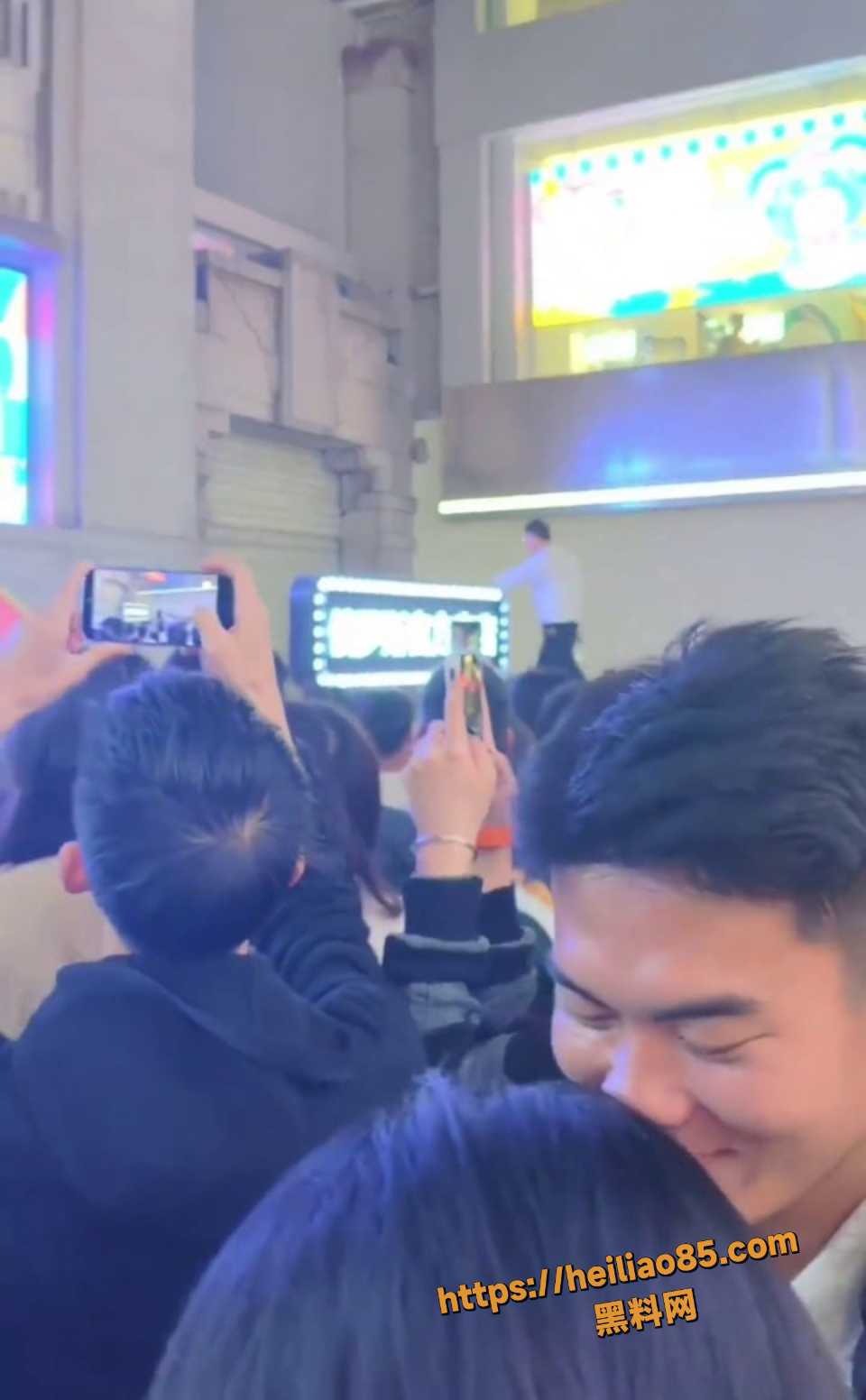 江汉路步行街 情侣街头激烈吵架 数百人围观 无聊路人插嘴引发闹剧