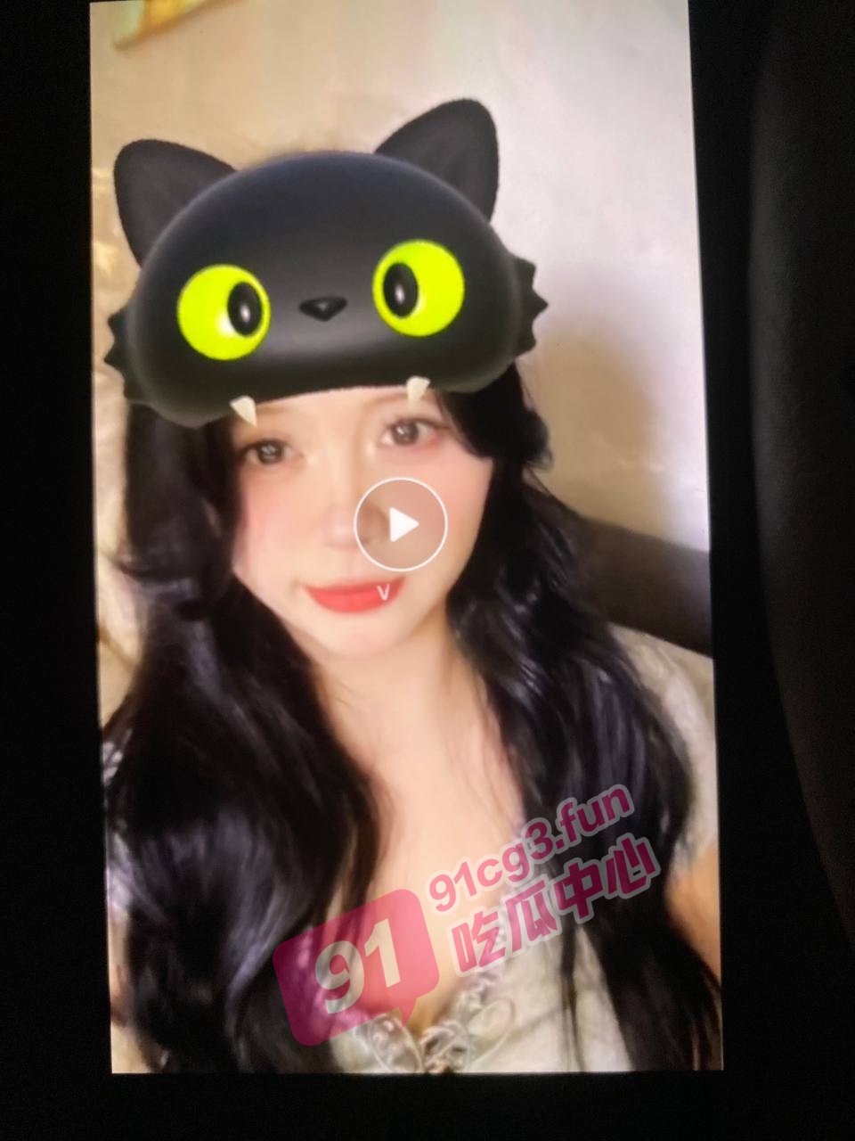 南京财经大学谢欣 为了一个月2万 甘愿变成母狗跪在地上舔脚吃鸡巴 这钱拿着烫手吗？