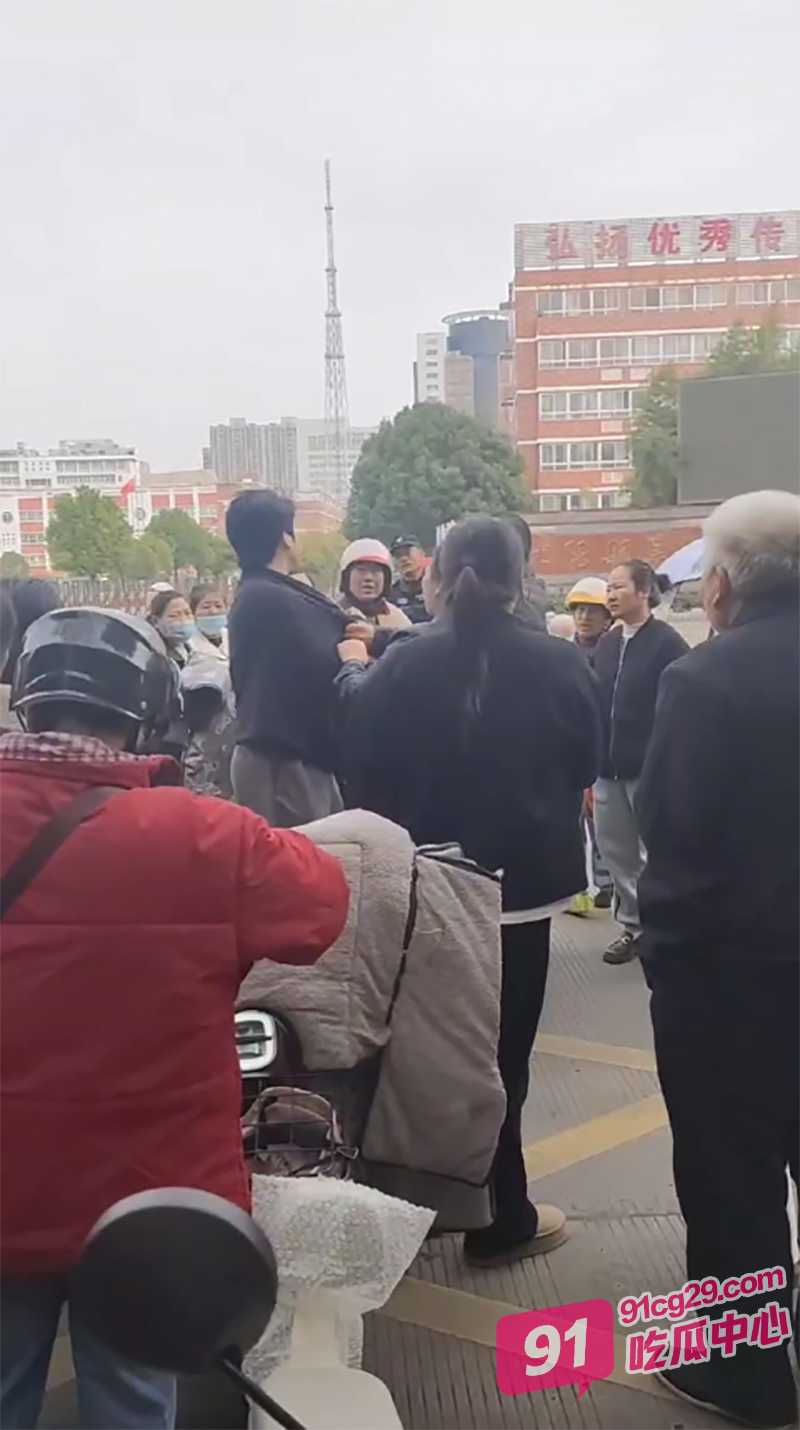 宿迁沭阳一实小门口吃瓜 19岁男孩为39岁女友六亲不认 报警护爱年龄差悬殊事件 配图3