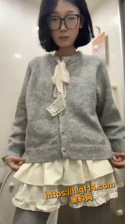 清纯校花小薇被北京金主包养，线上调教裸舞自抠粉嫩小穴的极品反差！