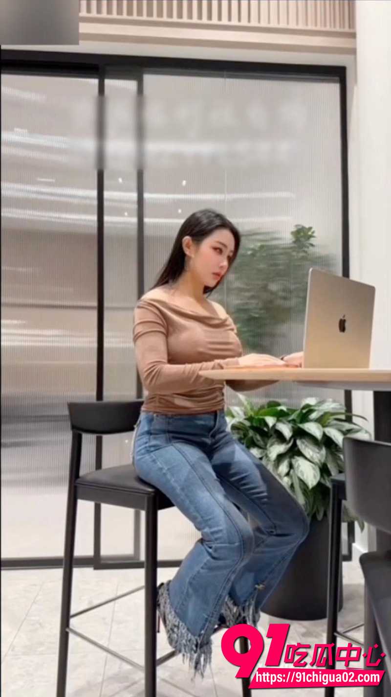 巨乳网黄汐梦瑶新作 舅妈抓到外甥偷丝袜打手枪 竟亲自喂饱他的大鸡巴！