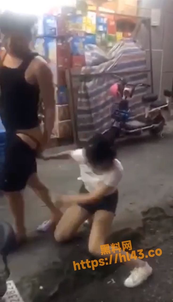 小姐姐街头当众扒男人裤子想要强制性女上位！非常饥渴的他一心想要得到肉棒的调教！