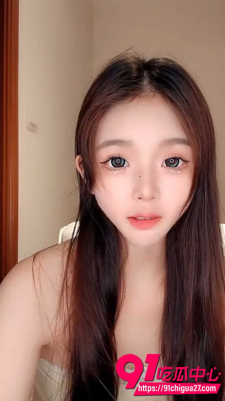 网红主播小馋猫呀清纯可爱 黑丝短裙到户外长裙再到毛绒浴袍多套造型大秀身材 网红主播小馋猫呀清纯可爱 黑丝短裙到户外长裙再到毛绒浴袍多套造型大秀身材