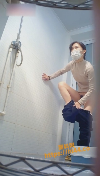 邪恶房东洗手间内安装摄像头把美女房客给拍的一览无余 娇躯的肉身雪白让人垂涎欲滴！