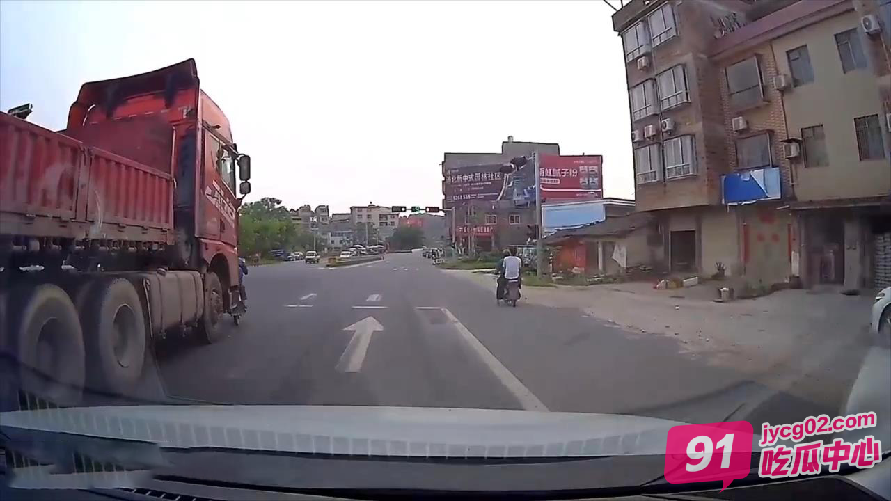 又是视野盲区？大货车碾轧之后径直开走 惨状吓蒙路人！ 配图2