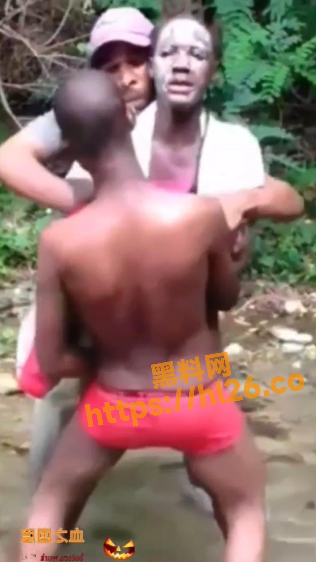 真实轮奸让人看呆双眼！非洲一群男人在河边轮奸强干一名妇女！