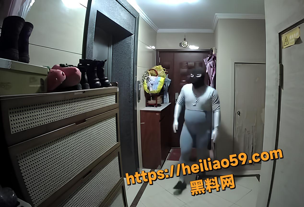 变态头套男 全副武装夜袭鞋柜 偷鞋打飞机 监控曝光笑翻全网！