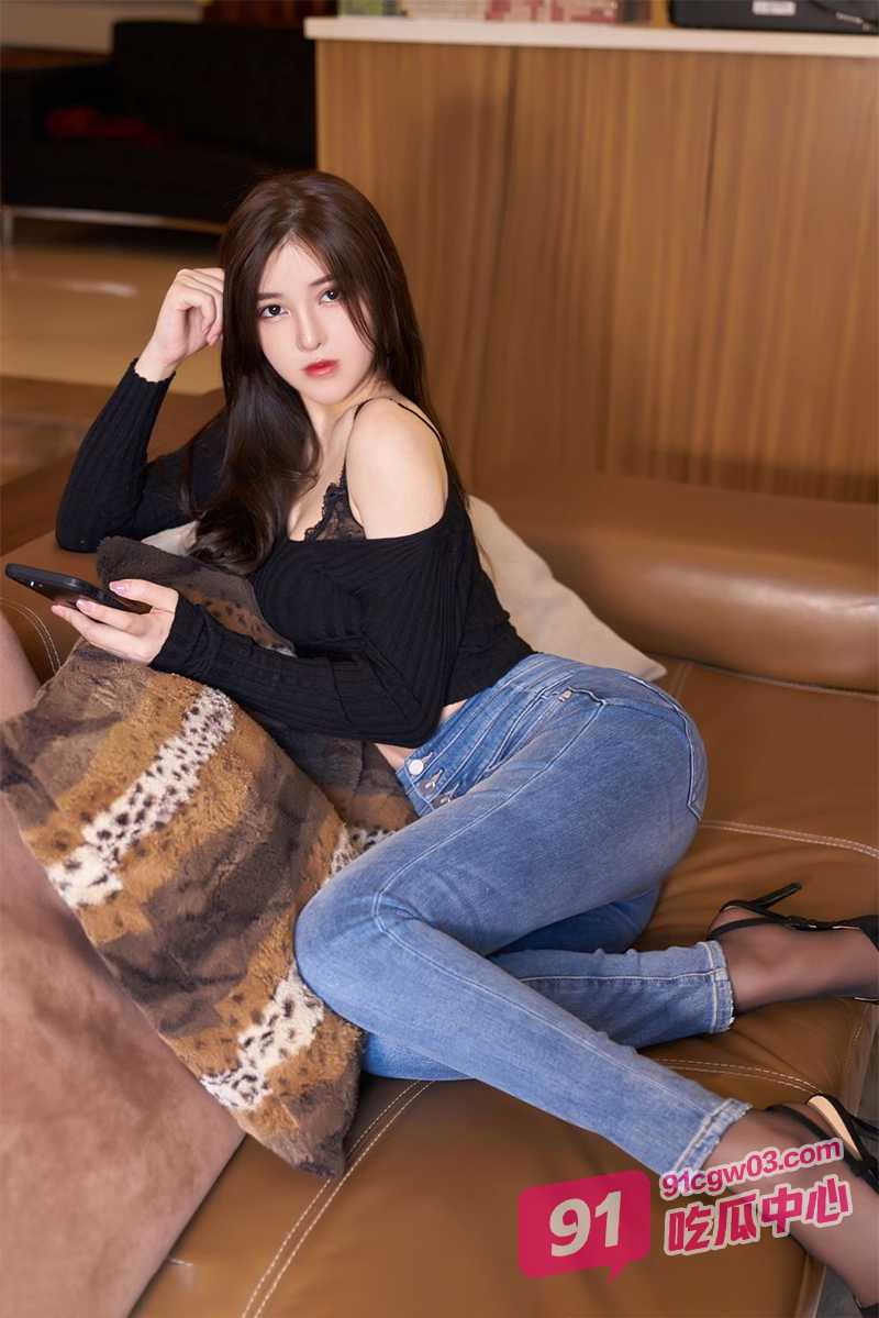 顶级绿帽奴 给淫妻叫两技师一个插嘴一个推油 绿奴在一旁好好享受！
