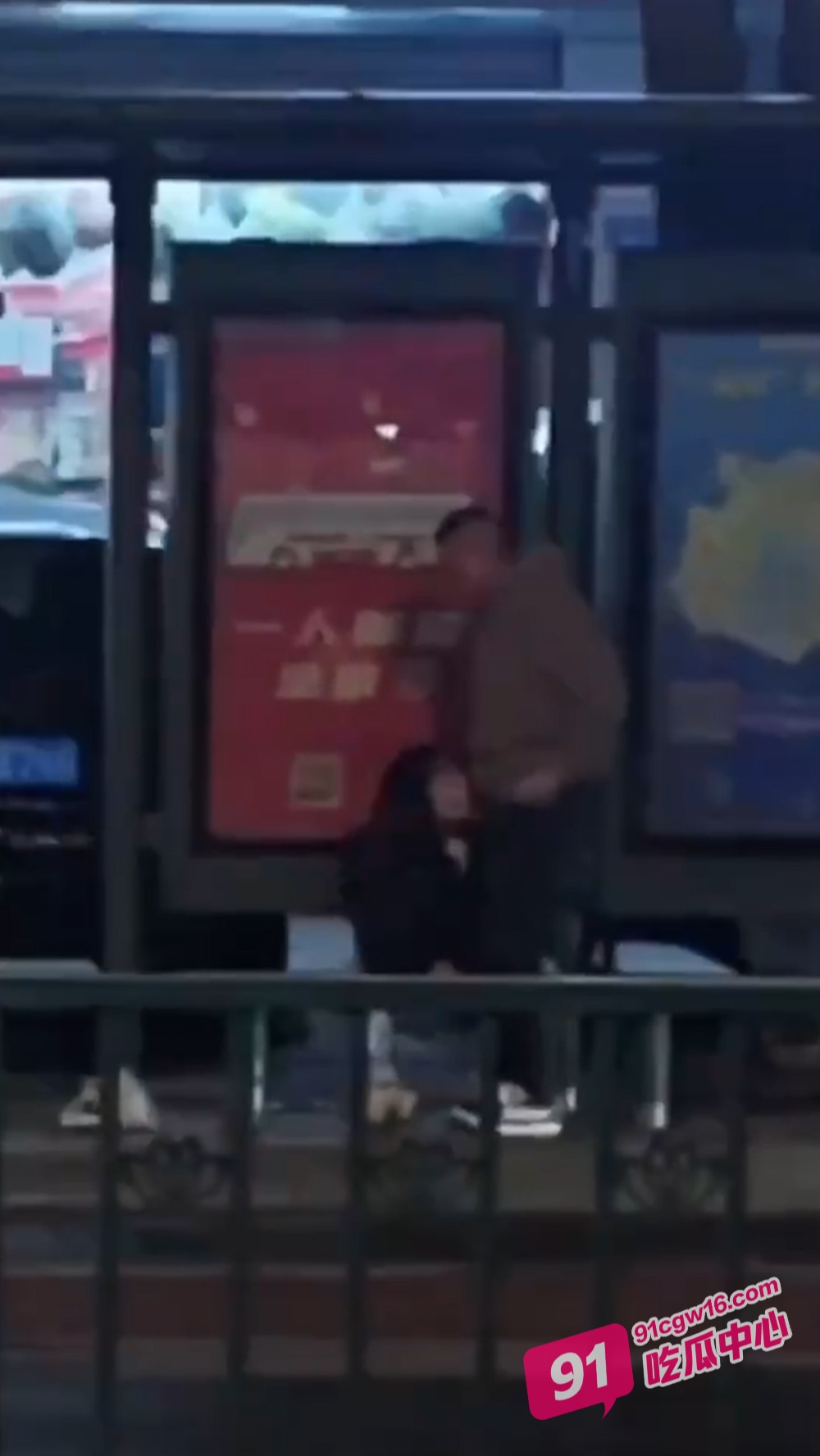 做自己的爱让别人拍去吧！常州大学城公交车站小情侣无视路人拍摄当街啪啪 配图5