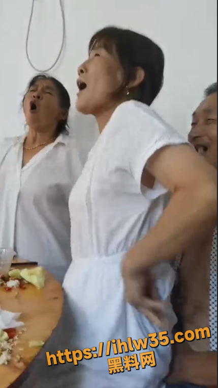 老妇女都这么放荡的？吃了饭就要操逼，关爱老年人性生活，人人有责！