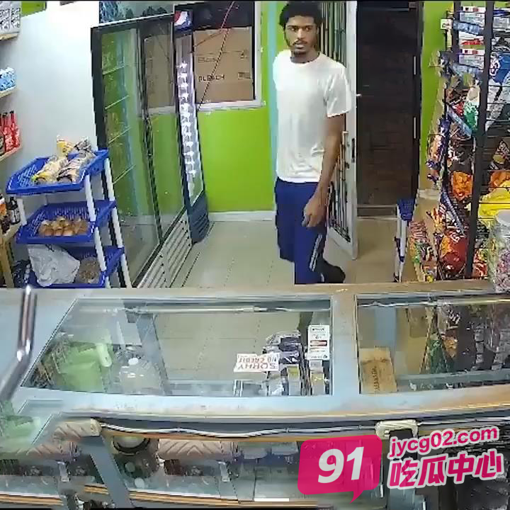 佛罗里达小伙持枪打劫商店 不料店主铜锣湾出身！