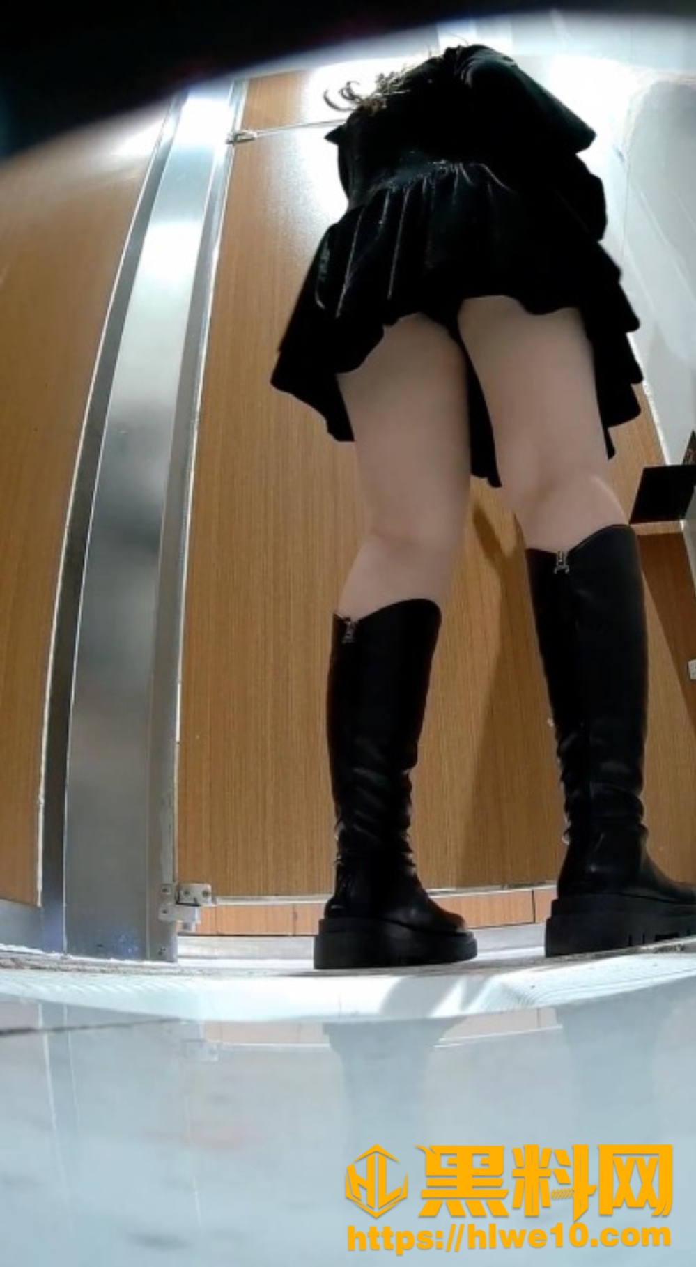 商场女厕后位偷拍 漂亮小姐姐蹲厕方便 性感大屁股撩人至极