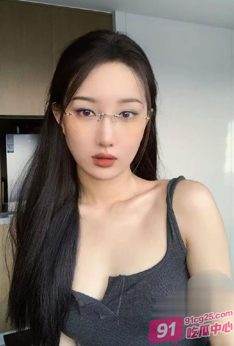 快手百万网红唧唧下海 大尺度1V1私密视频流出 性感尤物自慰骚穴被的巨大 配图4