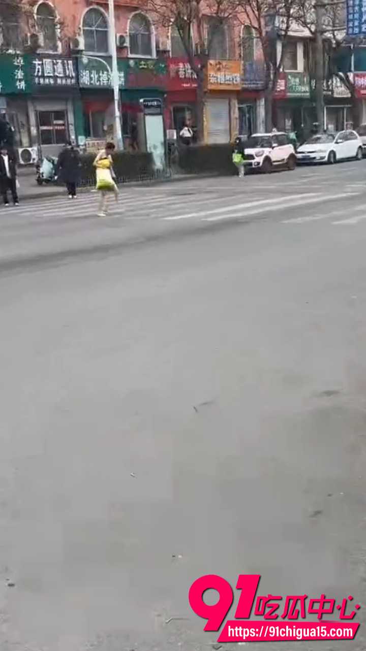 山东费县二中门口裸男街头现身 疯狂对着轿车当街发情 围观群众全程录像