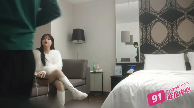 重庆气质少妇蒋桂芝约炮年轻小伙儿 骚逼被小伙操的多次高潮 受不了求饶!