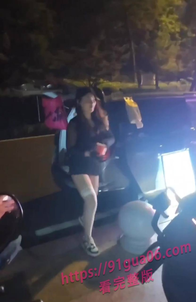 白马公园爆火摊点～撕丝袜送柠檬茶成流量密码 配图2