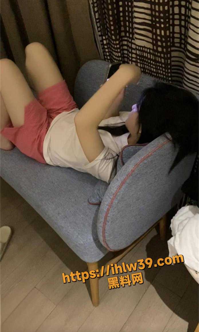 海角社区 和亲侄女的真实叙事 侄女半夜四点偷跑过来 见到侄女非常开心 奖励内射一次