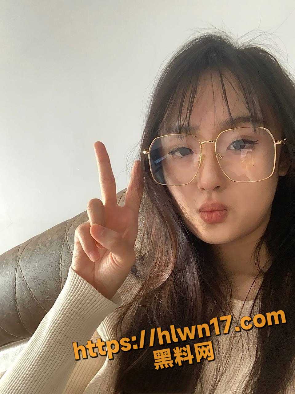 貌美如花眼镜小娇妻 分享出去才有意义 找来多人调教我那在别人眼中的女神的娇妻我眼中的顶级鸡巴套子！