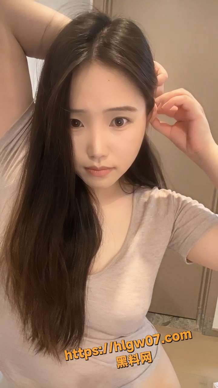 月亮躲在云朵里 高颜值极品尤物 34D顶级巨乳炮架  自慰揉奶扭臀展现完美身材极致诱惑!