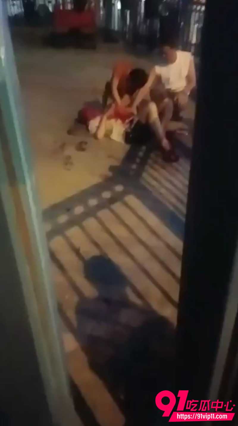 四川绵阳江油中坝街道太平路圣名国际 两名男子街头刀战 当场一人被捅死！